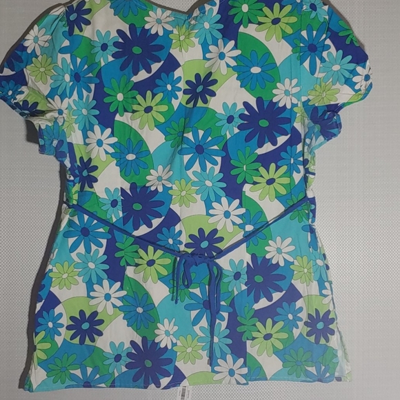 White cross lg scrub tops and one Dickie! - Picture 5 of 9